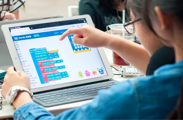 學生使用 Web:Bit 積木程式進行課堂練習